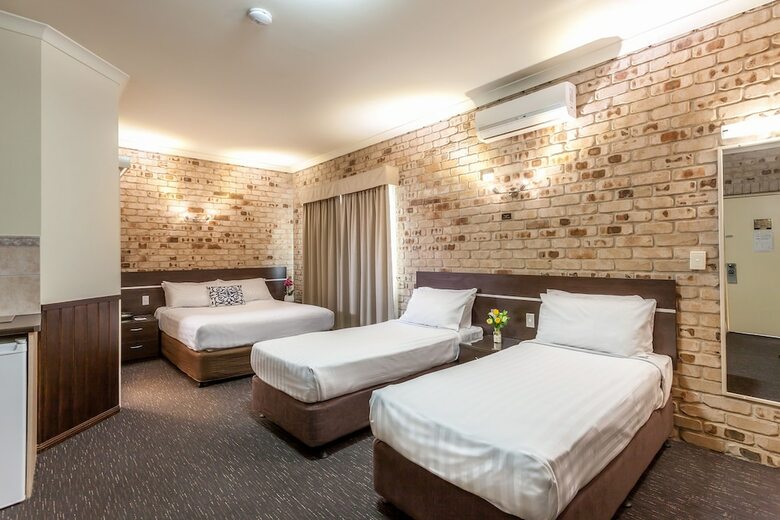 Highlander Motor Inn