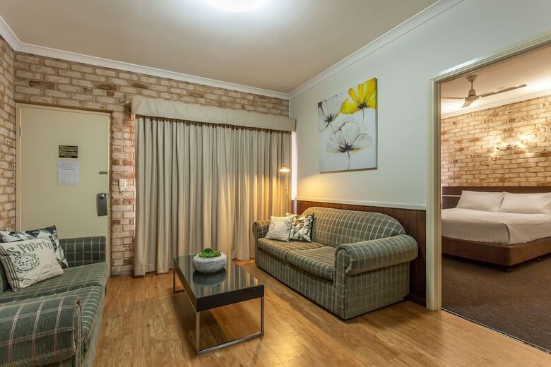 Highlander Motor Inn