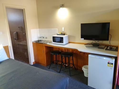 Golden Chain Tower Motor Inn