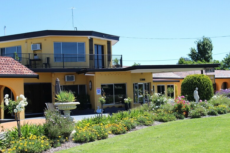 Twin Swans Motel