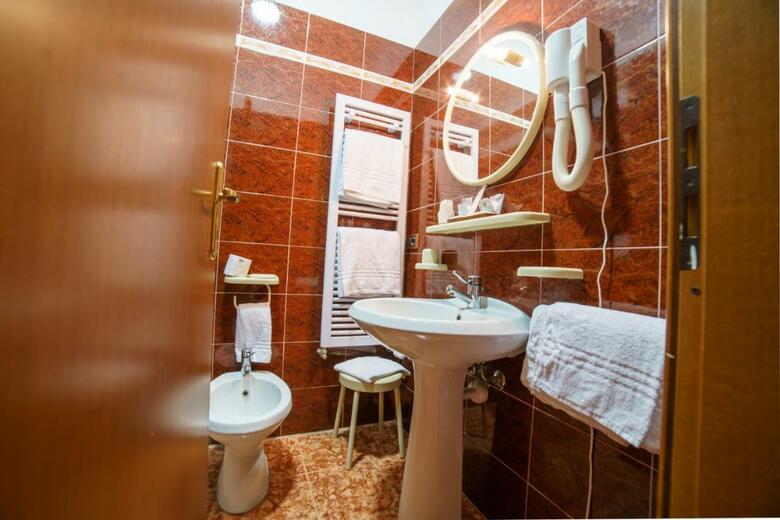Hotel Lago Bin