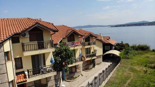 Apartments Elinor Budzhaka