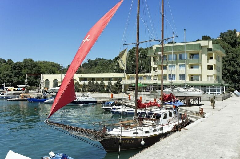 Marina Hotel