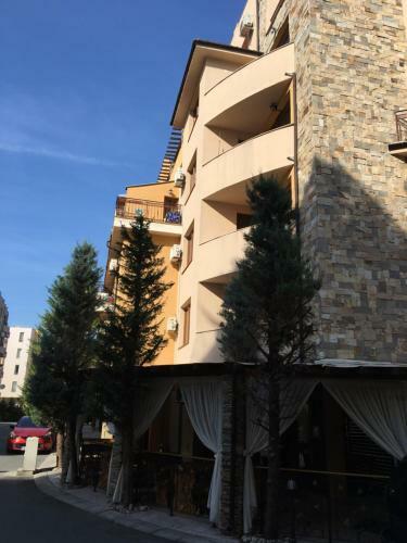 Emerald Paradise Apartments Complex