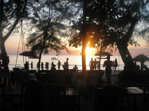 Banana Beach Bungalow & Restaurant