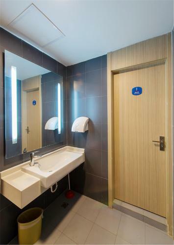 Hotel Hanting Express Wuhan Optics Valley Pedestrian Street