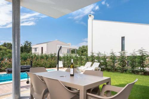 Villa Dinastija 1