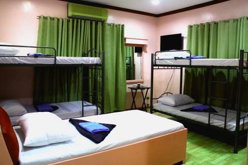 Mountain Breeze Hostel - Tagaytay Center