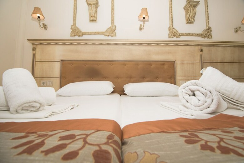 Parthenon Art Hotel