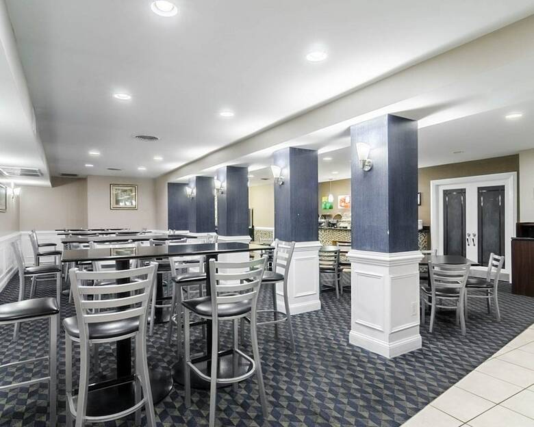 Hotel Clarion Inn & Suites