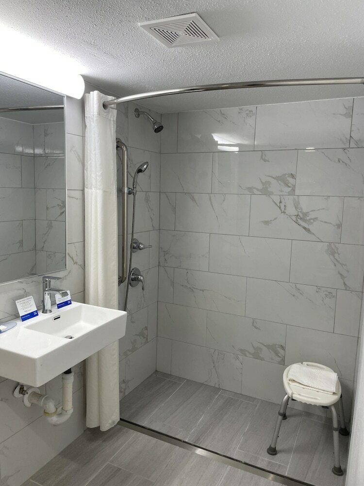 Hotel Clarion Inn & Suites