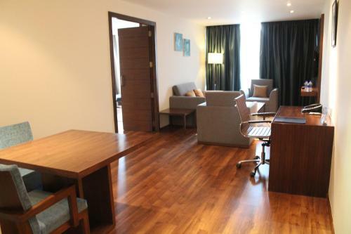Radisson Blu Plaza Hotel Hyderabad Banjara Hills
