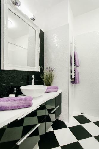 Parliment Luxury Apartment