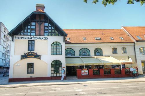 Bed & Breakfast Play Pub �tterem �s Panzi�