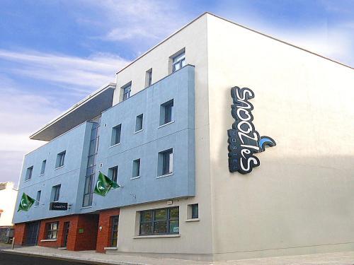 Snoozles Tourist Hostel