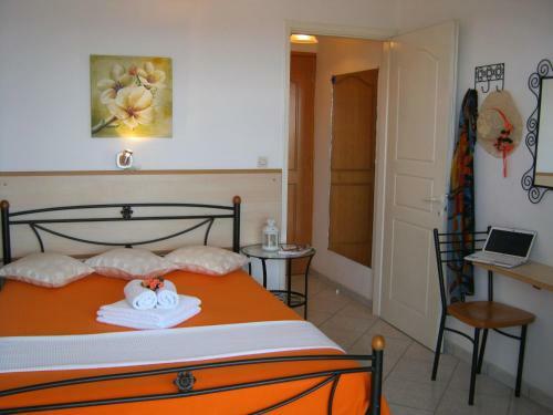 Hostal Neapoli Rooms