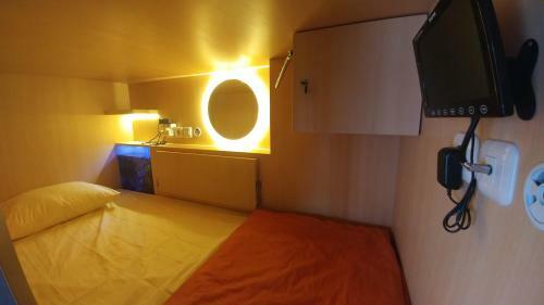 Inap At Capsule Hostel