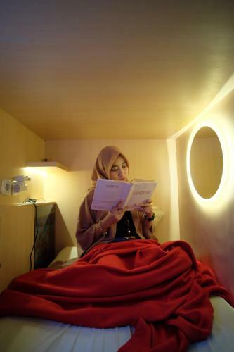 Inap At Capsule Hostel