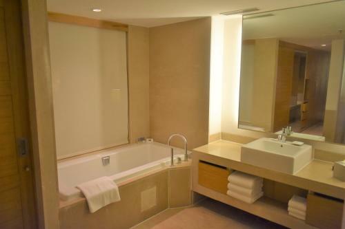 Hotel Courtyard By Marriott Gurugram Downtown