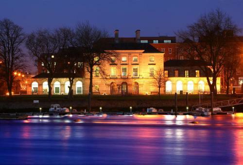 Hostal Brennan Court Guest Accommodation