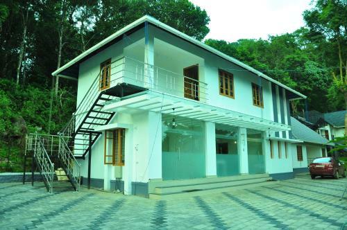Hotel Woodrose Resort