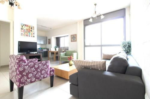 Charming Central Two Bedroom Apartment- Trumpeldor St.