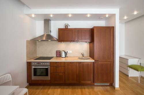 White And Bright Apartment Near Downtown