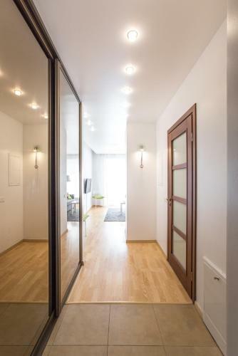 White And Bright Apartment Near Downtown