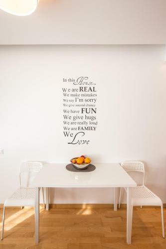 White And Bright Apartment Near Downtown