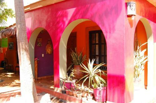 Hostal Leo's Baja Oasis