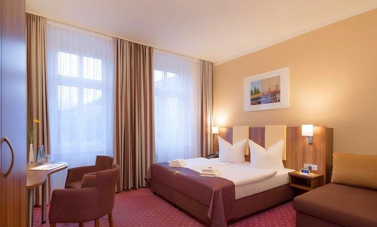 Gold Hotel
