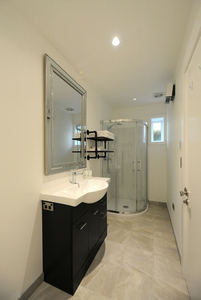 Dh Lakeview Villa