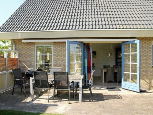Attractive, Detached Holiday Home In Small-scale Holiday Park
