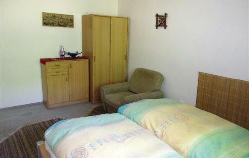 Three-bedroom Holiday Home In Velke Popovice