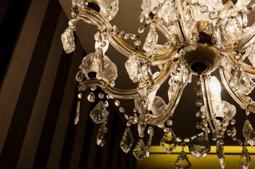 Hotel Diamonds And Pearls