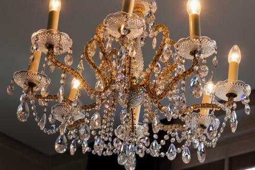 Hotel Diamonds And Pearls