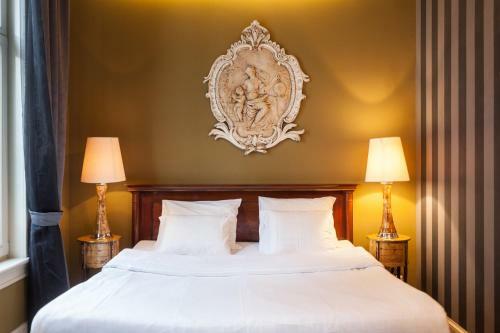 Hotel Diamonds And Pearls