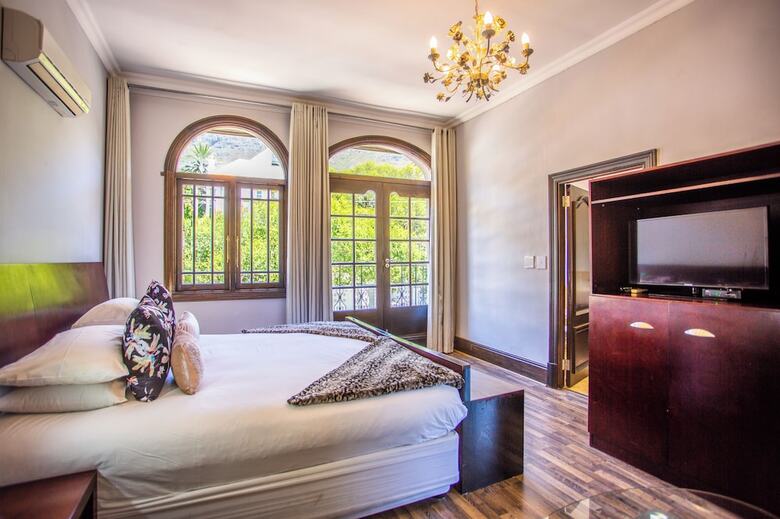 Hostal Cape Riviera Guesthouse