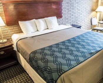 Hotel Rodeway Inn & Suites