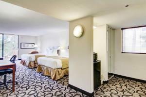 Paramount Plaza Hotel & Suites