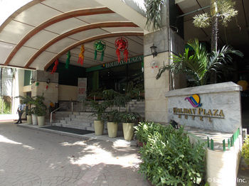 Hotel Holiday Plaza