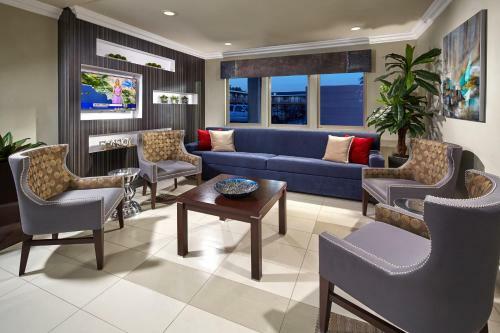 Hotel Eden Roc Inn & Suites