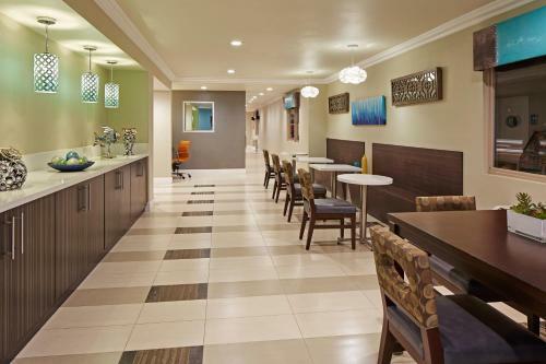 Hotel Eden Roc Inn & Suites