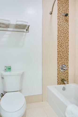 Hotel Eden Roc Inn & Suites