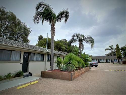Hanging Rock Family Motel