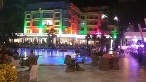 2 Beachfront Apartments + Parking + Wifi