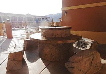 Hotel Rodeway Inn & Suites