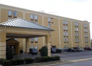 Hotel Clarion Inn & Suites