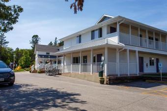 Julie's Park Cafe & Motel