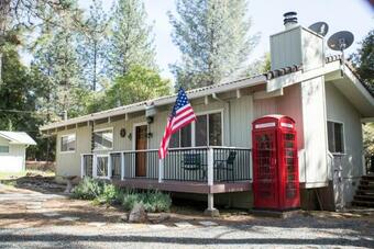 Lovely Mountain Lake Chalet By Yosemite: Equipped!